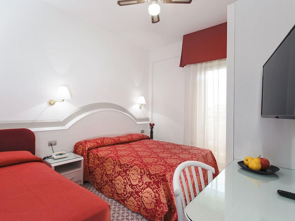 Hotel Caravelle Cesenatico Kültér fotó