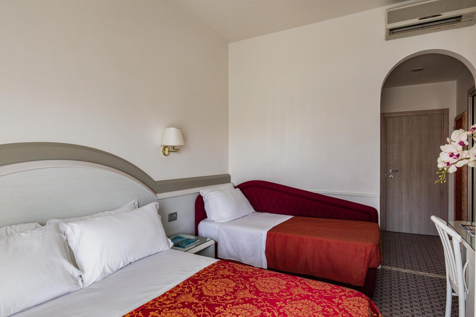 Hotel Caravelle Cesenatico Kültér fotó